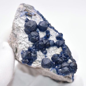 Fluorita de arándano de 141 g: muestra de fluorita azul; mina Huanggangliang, Mongolia Interior, China: muestra mineral de fluorita sobre matriz de cuarzo