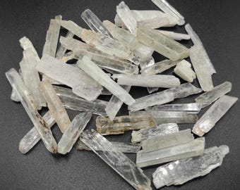 101 g (51 stuks) kunzietkristal Lot - natuurlijk ruw kunzite - lichtroze en lichtgroene kunzietkristallen - ruwe kunzite-edelstenen - Afghanistan