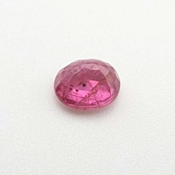 Rubis Traité Du Mozambique 0,62 Carat – Couleur Rouge Rose, Chauffé Avec Résidus