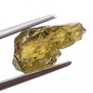 Cristal de gema de cingalita rara de 3,57 ct procedente de Mogok, Myanmar - Ejemplar mineral de cingalita natural de color verde amarillento - Minerales birmanos