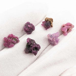 10 kt veel robijnkristallen uit Mogok, Myanmar – Natuurlijke paarsroze korund met robijn eindigende edelsteen – Gekristalliseerde robijn