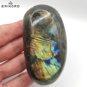 148g Piedra de palma de labradorita amarilla Cristal de labradorita azul pulido Labradorita con destello amarillo de Madagascar Espécimen de cristal natural