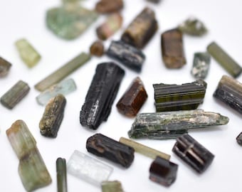 Lotto di tormaline verdi e nere da 37 carati - Bastoncini di tormalina - Cristalli di tormalina verde grezza - Pietre preziose sciolte - Gemme di tormaline grezze