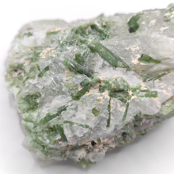 スモーキークォーツマトリックスのグリーントルマリン434g