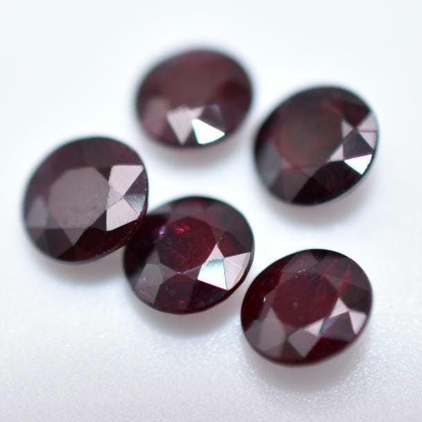 Rubis Naturel De Madagascar – 2,15 Carats – Rouge Vif, Taille Ronde Excellente – Traité Par Chauffage