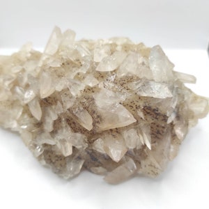 1,07 kg Calcit Mineral aus Hunan China Natürliche Karamell Calcit Mineral Probe Kristallcluster Roher Spiky Calcit Roher Kristallklarer Punkt