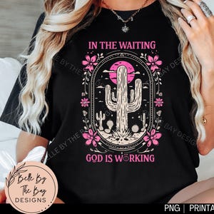 In The Waiting God is Working Shirt png, retro western, trending Now digitaal product, trendy shirtontwerpen, western, digitaal png