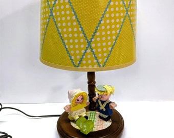 Vintage 1982 Judi's Originals Nursery Portable Musical Wood Lamp Boy & Girl Dolls Design Yellow Retro Shade 15" H