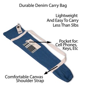 Puede incluir: Una bolsa de transporte de mezclilla azul con una correa de hombro de lona blanca y un peque&ntilde;o bolsillo para tel&eacute;fonos celulares o llaves. La bolsa es liviana y f&aacute;cil de transportar, pesa menos de 5 libras.