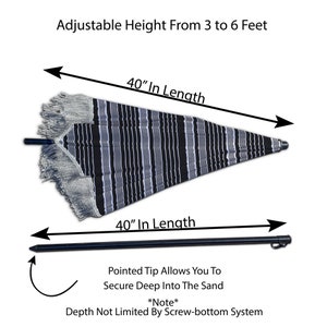 Puede incluir: Una sombrilla de playa a rayas blancas y negras con un poste de 101,6 cm. El poste tiene una punta puntiaguda para asegurarla en la arena. La sombrilla es ajustable en altura de 91,4 a 182,9 cm.