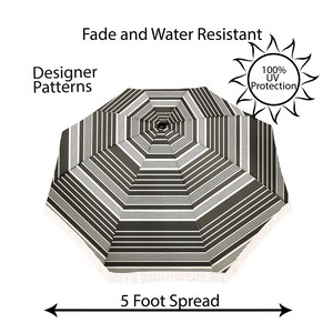 Puede incluir: Una sombrilla de patio a rayas blancas y negras con un di&aacute;metro de 1,5 metros. La sombrilla es resistente a la decoloraci&oacute;n y al agua y ofrece una protecci&oacute;n UV del 100%.