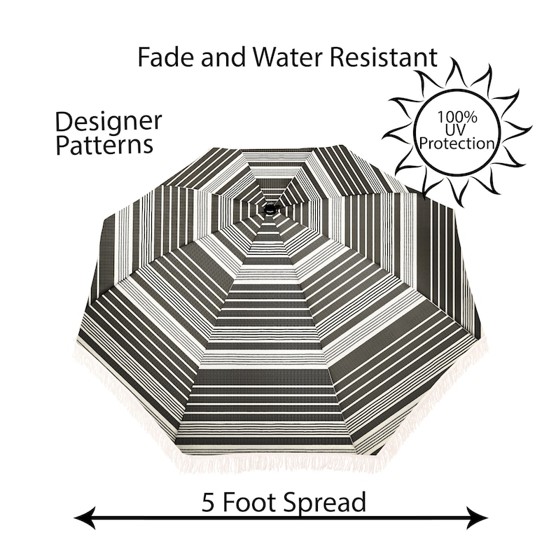 Puede incluir: Una sombrilla de patio a rayas blancas y negras con un di&aacute;metro de 1,5 metros. La sombrilla es resistente a la decoloraci&oacute;n y al agua y ofrece una protecci&oacute;n UV del 100%.