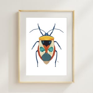 Könnte beinhalten: Ein gerahmter Kunstdruck mit einer farbenfrohen Insektenillustration. Das Insekt hat einen gelben Kopf, einen orangefarbenen und blauen Körper sowie blaue Beine und Fühler. Das Kunstwerk ist vor einem weißen Hintergrund.