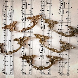 Antika franska bronsbeslag - möbelbeslag, ornament, lådhandtag, barock