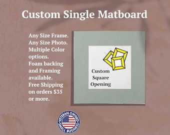 Op de afbeelding: Een vierkante grijze passe-partout met een centrale uitsparing, voorzien van de tekst Custom Single Matboard en Custom Square Opening. De afbeelding bevat drie gele vierkante contouren en een rond Veteran Owned Small Business embleem.