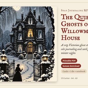 Puede incluir: Un juego de rol en solitario titulado The Quiet Ghosts of Willowmere House. La imagen muestra una oscura mansión victoriana bajo la nieve, una figura con una vela en la puerta y texto sobre un juego de cartas, PDF y cuaderno.