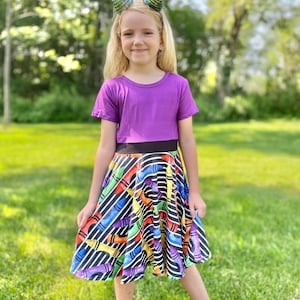 Regreso a la escuela, vestido de crayón, vestido de preescolar, vestido de jardín de infantes, púrpura, lápiz, colores del arco iris, falda de círculo completo, vestido giratorio
