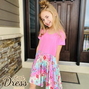 Vestido de la colección Princesa Giratoria, para niñas, con vuelo, bolsillos, estilo pequeño, inspirado en castillos, rosa, degradado, mágico, bloques de color, estilo infantil.
