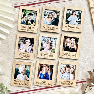 Puede incluir: Una colección de nueve marcos de fotos de madera, cada uno con una fotografía y texto diferentes. Los marcos presentan varias imágenes, incluyendo parejas, un bebé y grupos de personas. El texto incluye "We did it", "Happy Birthday" y "Mom's little baby".