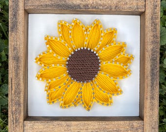 Arte con fili di girasole, decorazione con girasoli incorniciati, arte con fili di piante, cartello con girasoli