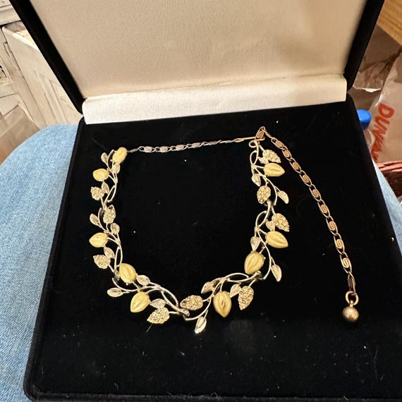 11 W 30 ST INC Vintage necklace Goldtone crystals View 3