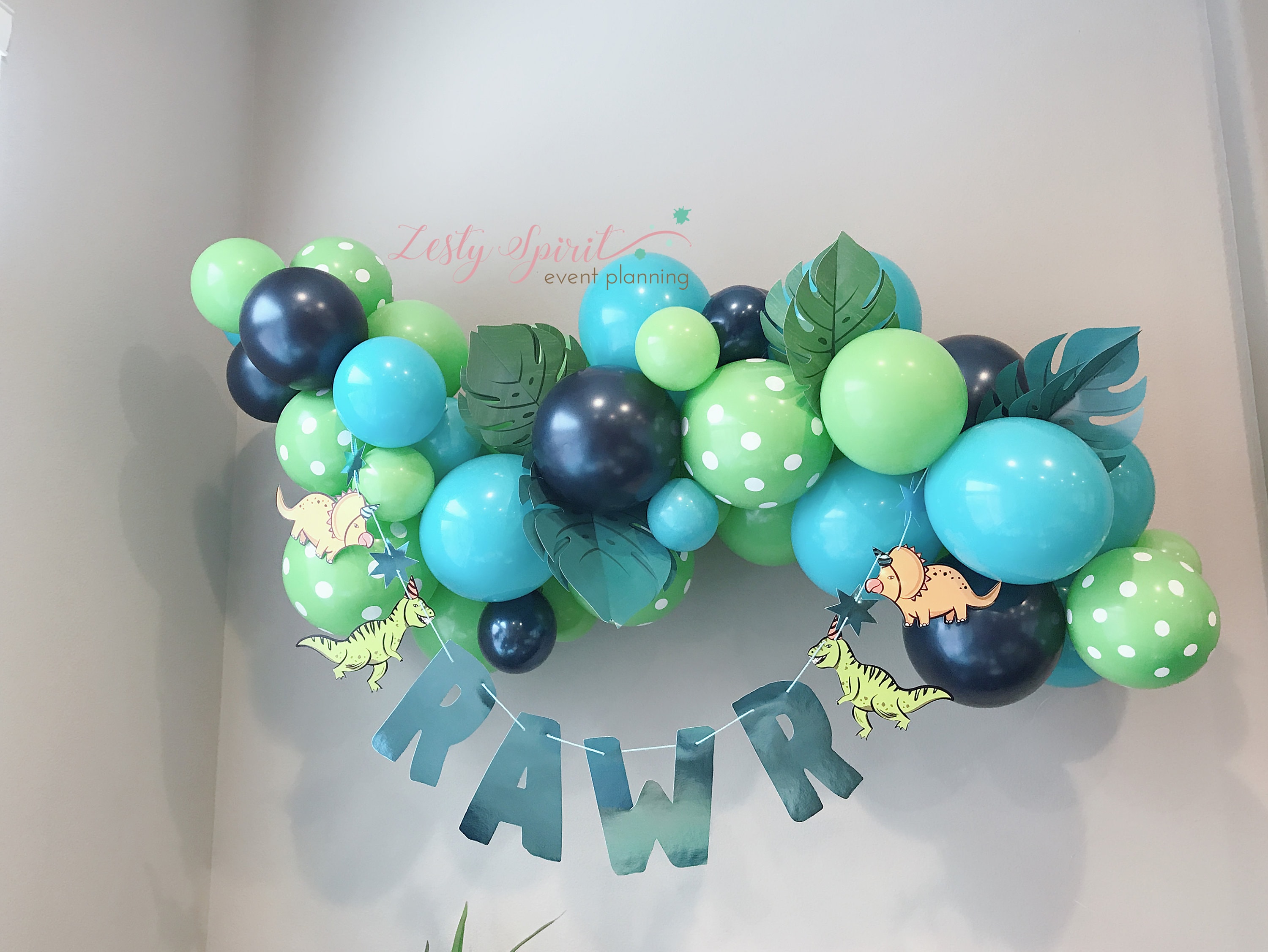 Quick balloon garland tip! #balloons #balloongarland #attachmini #ball, Balloon Arch DIY