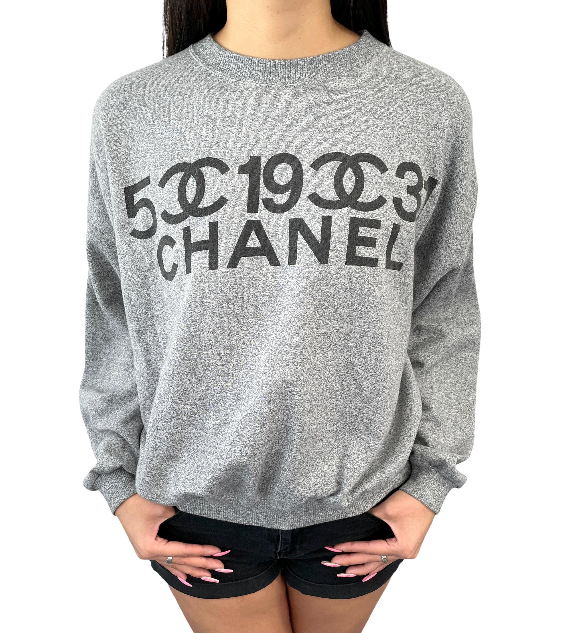 CHANEL Vintage 90s CC Logo Sweatshirt Pullover Long Sleeve Gray
