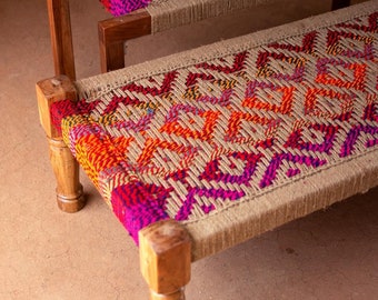 Hermoso diván para interior y exterior. Colorida cama india tejida a mano en Charpoy para una decoración moderna. Hermoso diván para interior y exterior.