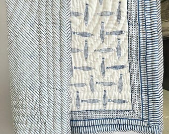 Edredón para bebé estampado a mano con diseño de peces azules – Manta Kantha de algodón suave – Ropa de cama reversible para bebé – Regalo para habitación infantil con temática oceánica