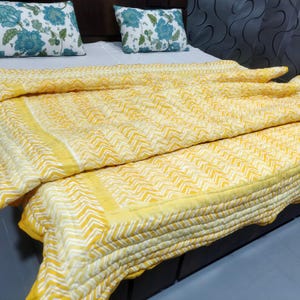 Gelber Chevron Baumwoll Quilt, Handgemachte leichte Decke, Indische Hand Block Print Bettwäsche, Moderne Boho Sommer Quilt Queen Size