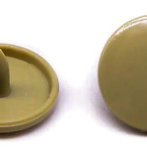 Peut inclure: Quatre boutons-pression en plastique beige, deux avec un dessus plat, un avec un dessus bomb&eacute; et un avec un dessus pointu.