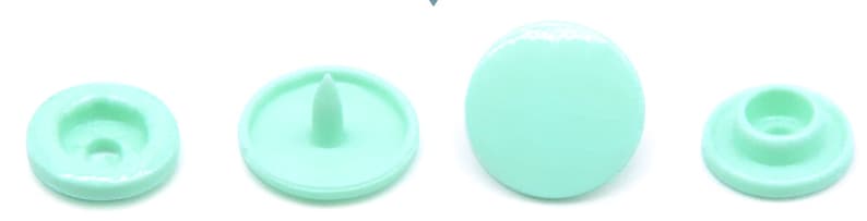 Peut inclure: Quatre boutons-pression en plastique vert menthe, deux avec un centre sur&eacute;lev&eacute; et deux avec un centre encastr&eacute;.