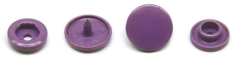 Peut inclure: Quatre boutons-pression en plastique violet, deux avec un centre sur&eacute;lev&eacute; et deux avec un dessus plat.