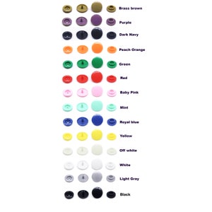 Puede incluir: Surtido de 14 botones a presión de plástico en diferentes colores. Los colores son marrón bronce, morado, azul marino oscuro, naranja melocotón, verde, rojo, rosa bebé, menta, azul real, amarillo, blanco roto, blanco, gris claro y negro.