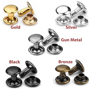 Puede incluir: Conjunto de remaches metálicos de dos piezas en oro, plata, metal gris, negro y bronce. Cada remache tiene una parte superior abovedada y una base plana.