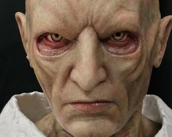 Midnight Mass Vampire (Angel), Busto de silicone platinado em tamanho real