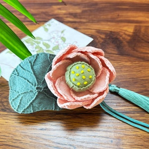 Pendentif lotus fait main, lotus rose, broderie lotus, pendentif cartable