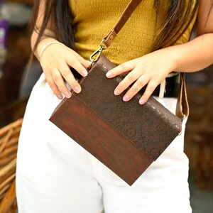 Pochettes élégantes en cuir de créateur faites main avec bandoulière bohème pour femme, emplacements multiples pour cartes, smartphone | Fabriqué en Inde