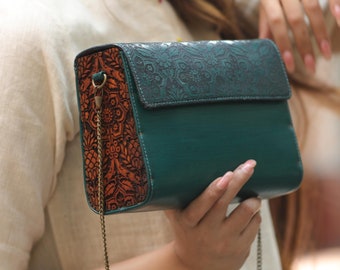 Where art and function unite !  Carved wood and leather bag, crossbody bag, Retro shoulder bag, Leather strap  bag, Vintage, unique gifts