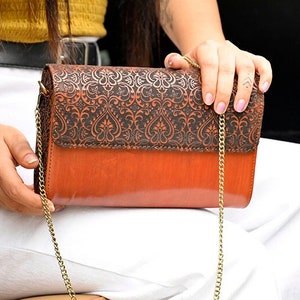 Handgefertigte Designer Crossbody Clutch Leder Elegante Taschen mit Boho Strap für Frauen, mehrere Steckplätze für Karten, Smartphone | Hergestellt in Indien
