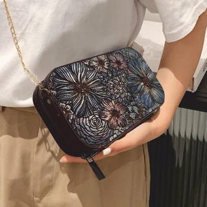 Bolsos de mano elegantes de diseñador de madera tallada y pintada a mano con correa de metal para mujer / Minimalista Múltiples ranuras para tarjetas, teléfono inteligente, único