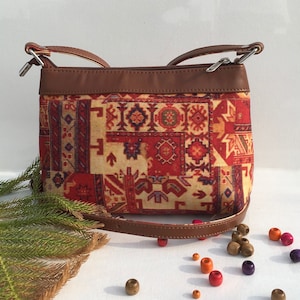 Handmade Designer Crossbody Clutch Leather Elegant Bags avec sangle Boho pour femmes, plusieurs fentes pour cartes, smartphone | Fabriqué en Inde