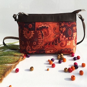 Handmade Designer Crossbody Clutch Leather Elegant Bags avec sangle Boho pour femmes, plusieurs fentes pour cartes, smartphone | Fabriqué en Inde