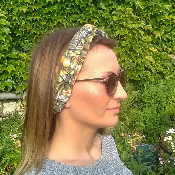 Crossed headband with tropical patterns