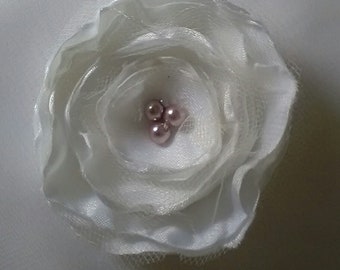 Broche textile fleur blanche mariage