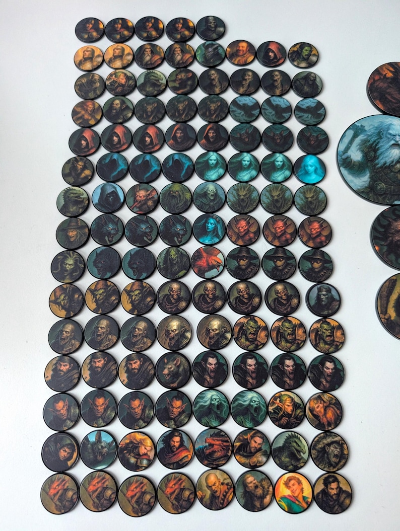 K&ouml;nnte beinhalten: Eine Sammlung runder Spielsteine mit Portr&auml;ts von Fantasy-Charakteren. Die Steine zeigen eine Vielzahl von Charakteren mit detaillierten Kunstwerken, darunter Zauberer, Monster und Krieger. Die Steine sind auf einer wei&szlig;en Oberfl&auml;che angeordnet.