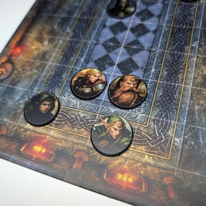 K&ouml;nnte beinhalten: Ein Tabletop-Rollenspielbrett mit Charaktermarken. Das Brett zeigt ein detailliertes Dungeon-Design mit einem Schachbrettmuster und aufwendigen Bord&uuml;ren. Vier runde Charaktermarken mit Fantasy-Portr&auml;ts sind sichtbar, die eine vielf&auml;ltige Gruppe von Abenteurern darstellen.