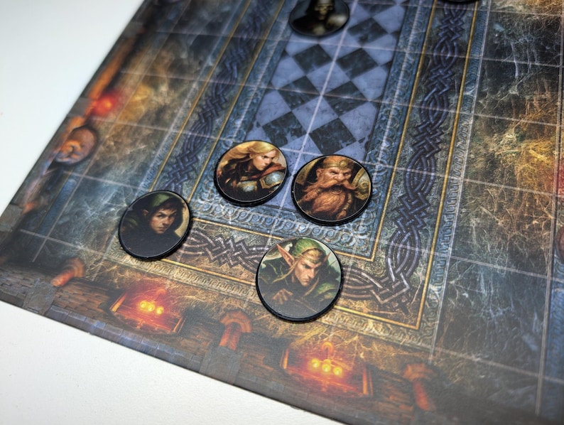 K&ouml;nnte beinhalten: Ein Tabletop-Rollenspielbrett mit Charaktermarken. Das Brett zeigt ein detailliertes Dungeon-Design mit einem Schachbrettmuster und aufwendigen Bord&uuml;ren. Vier runde Charaktermarken mit Fantasy-Portr&auml;ts sind sichtbar, die eine vielf&auml;ltige Gruppe von Abenteurern darstellen.