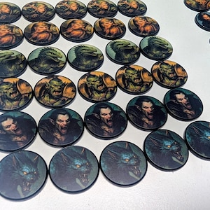 K&ouml;nnte beinhalten: Eine Sammlung runder Spielmarken mit verschiedenen Fantasy-Kreaturen. Die Marken zeigen detaillierte Illustrationen von Orks, Werw&ouml;lfen, Vampiren und anderen Monstern. Die Kunstwerke sind farbenfroh und detailliert, mit einem Fokus auf die Gesichter und Ausdr&uuml;cke der Kreaturen.