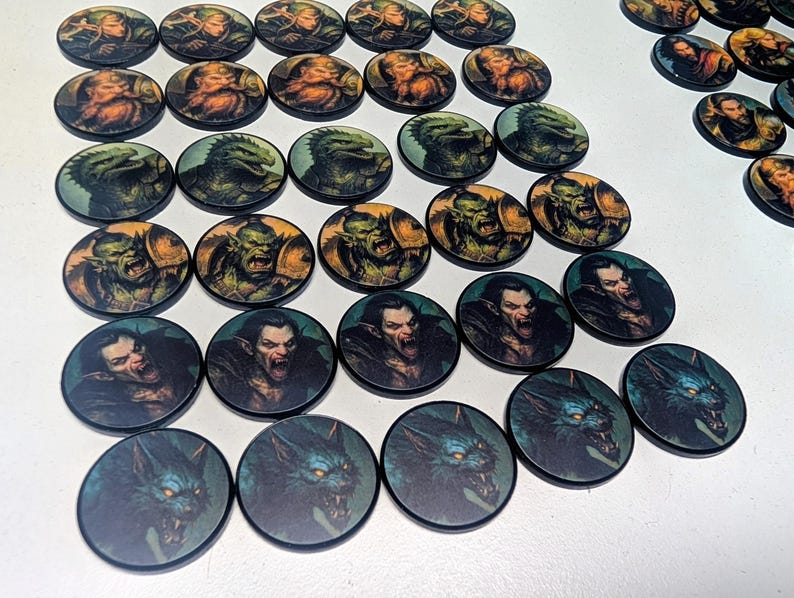 K&ouml;nnte beinhalten: Eine Sammlung runder Spielmarken mit verschiedenen Fantasy-Kreaturen. Die Marken zeigen detaillierte Illustrationen von Orks, Werw&ouml;lfen, Vampiren und anderen Monstern. Die Kunstwerke sind farbenfroh und detailliert, mit einem Fokus auf die Gesichter und Ausdr&uuml;cke der Kreaturen.